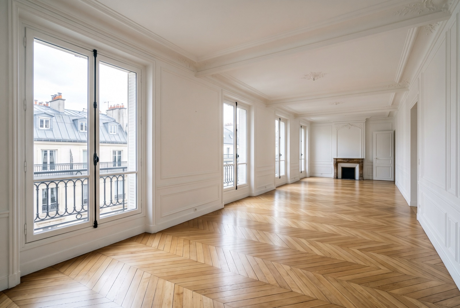 Plateau de bureaux parisien vidé et rendu impeccable