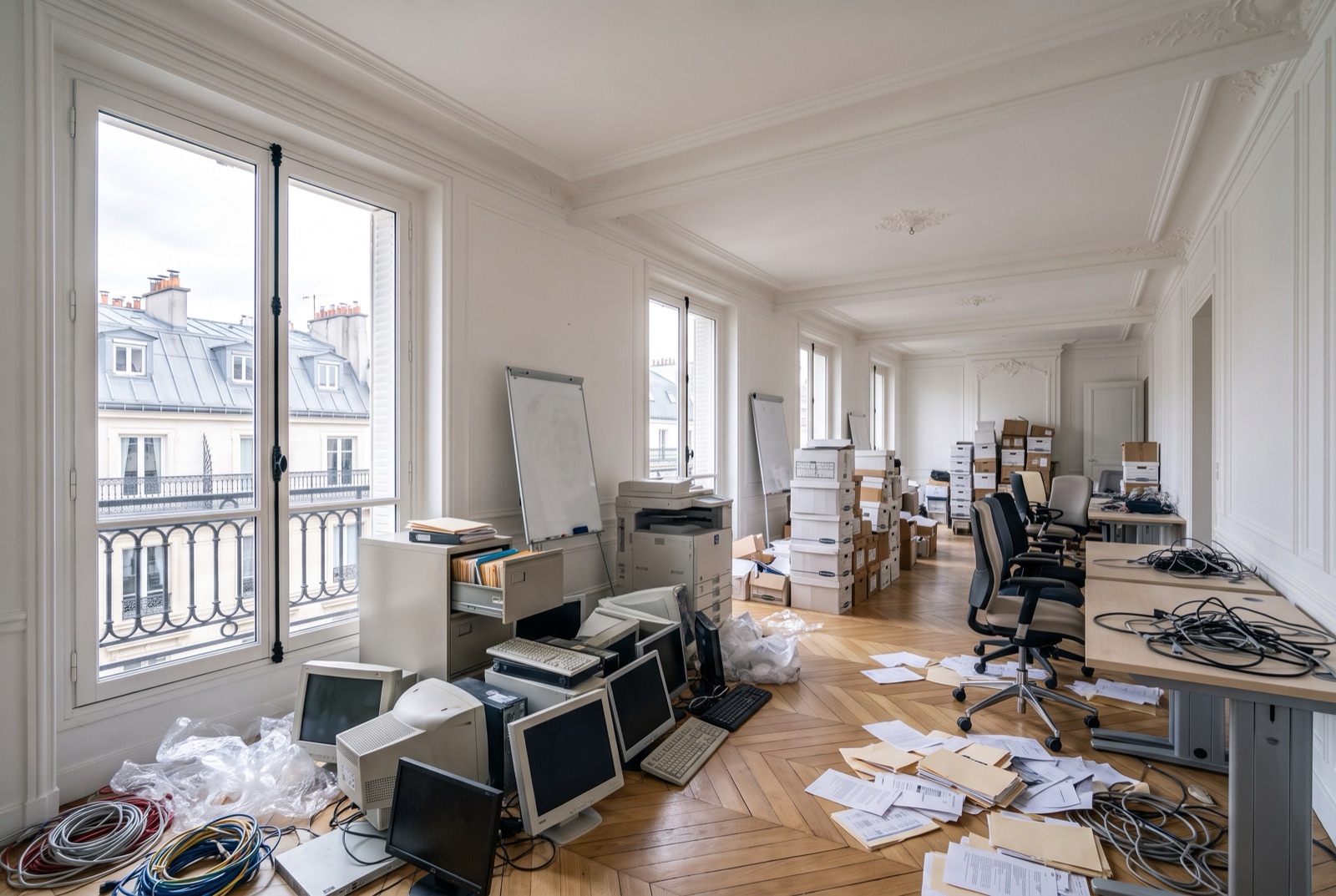 Avant notre intervention : plateau de bureaux parisien encombré