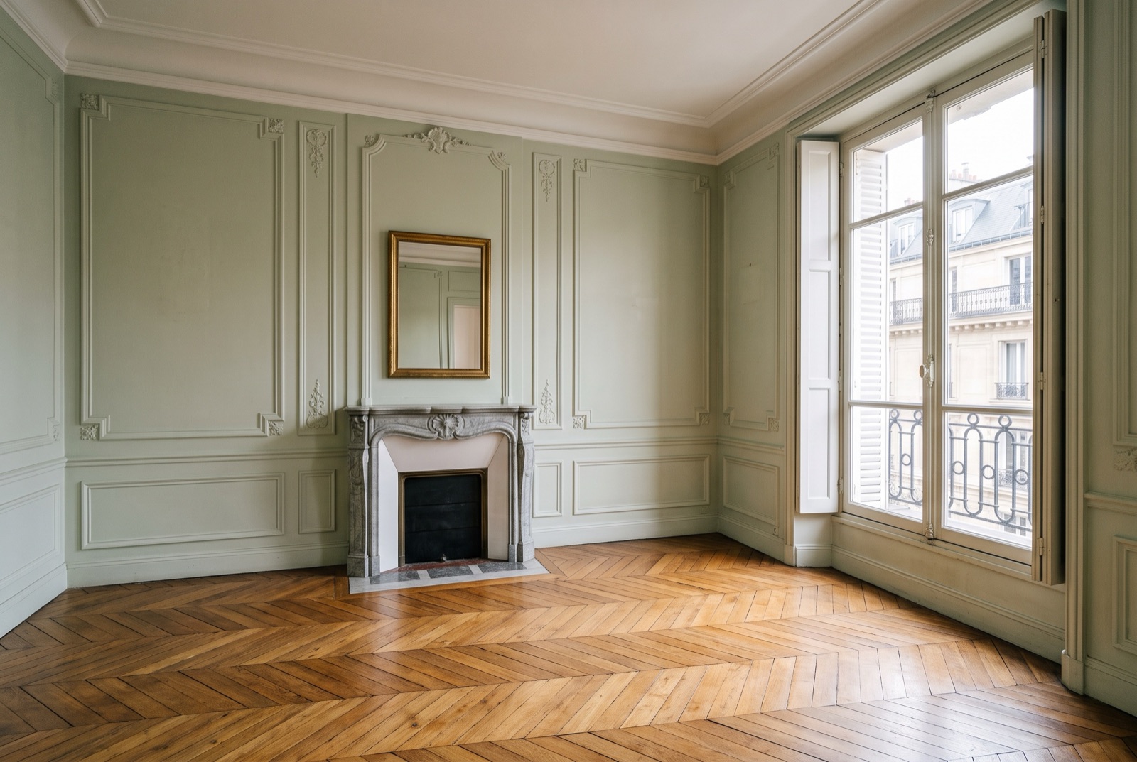 Chambre parisienne apaisée après un débarras de succession